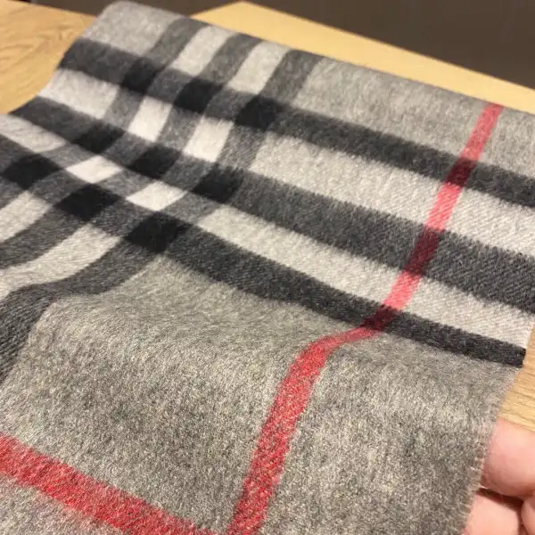 Hyper Peter Burberry Check Cashmere Scarf 0123