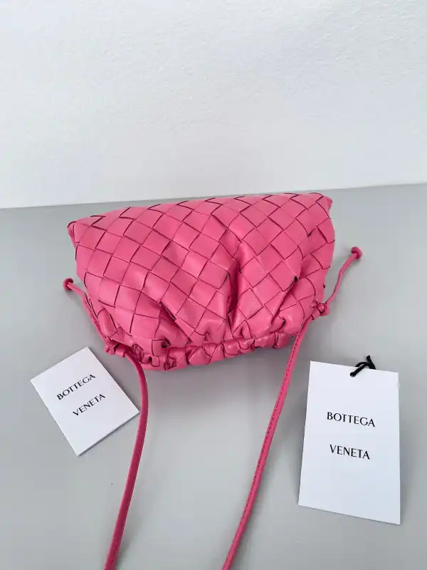 Hyper Peter BOTTEGA VENETA MINI POUCH 0129