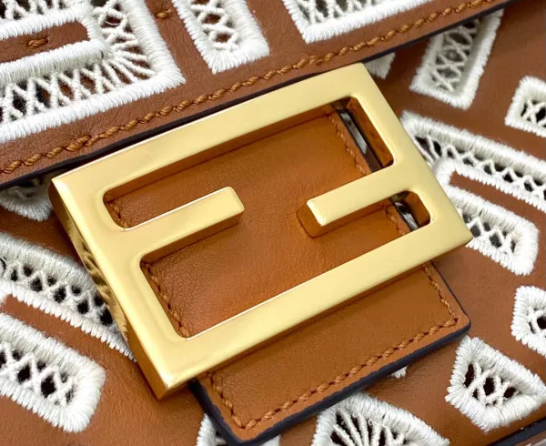 HyperPeter FENDI BAGUETTE 0118