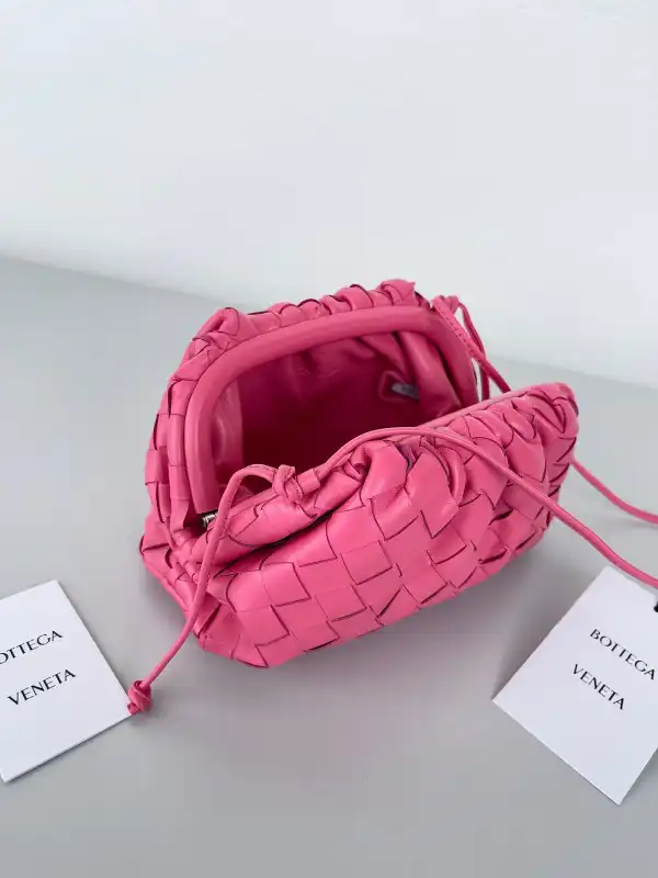 Hyper Peter BOTTEGA VENETA MINI POUCH 0129