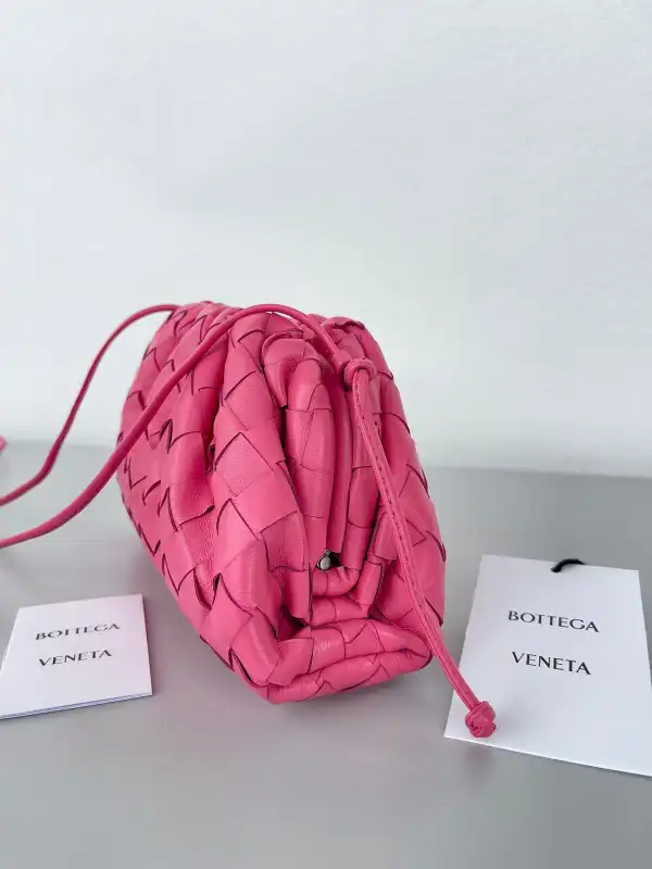 Hyper Peter BOTTEGA VENETA MINI POUCH 0129