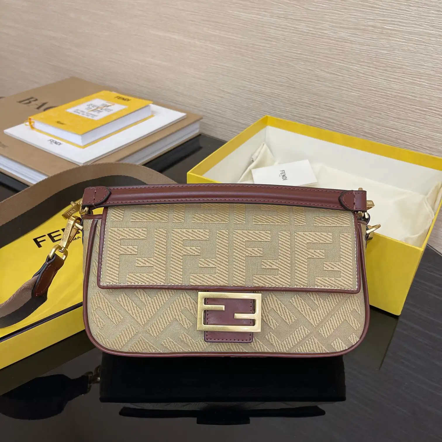 HyperPeter FENDI BAGUETTE 0124