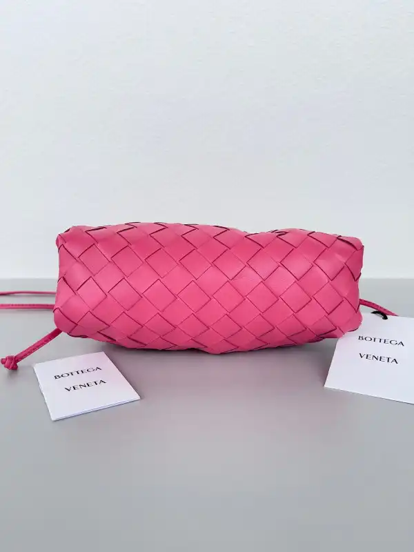 Hyper Peter BOTTEGA VENETA MINI POUCH 0129