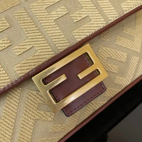 HyperPeter FENDI BAGUETTE 0124